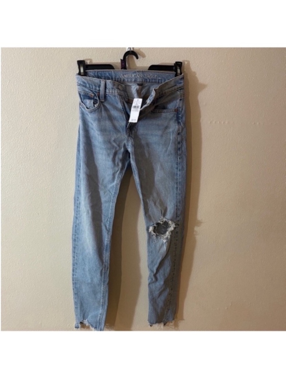 American Eagle Outfitters Light Blue Skinny Jeans with Knee Rip